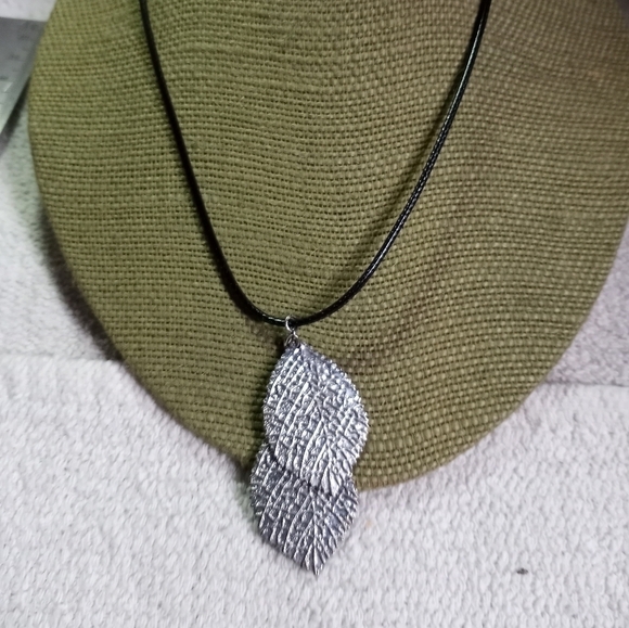Silvertone leaves leaf 🍃 Necklace on black cord - Picture 5 of 5